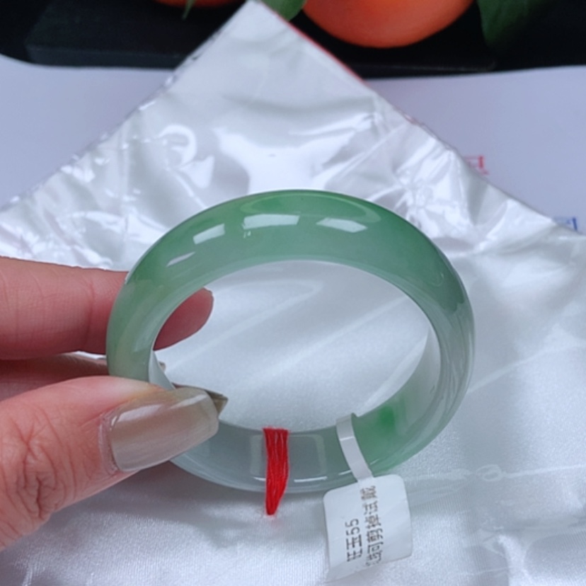 【闪购商品】翡翠手镯未镶嵌贵妃，