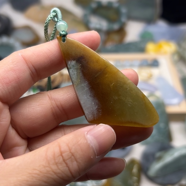 翡翠颈饰未镶嵌毛料