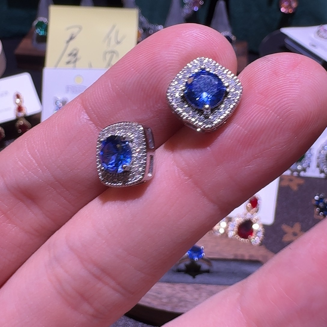 蓝宝石未镶嵌耳饰