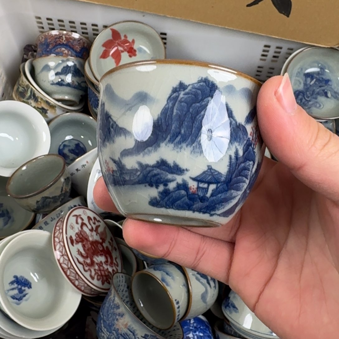 青花山水客杯的微瑕