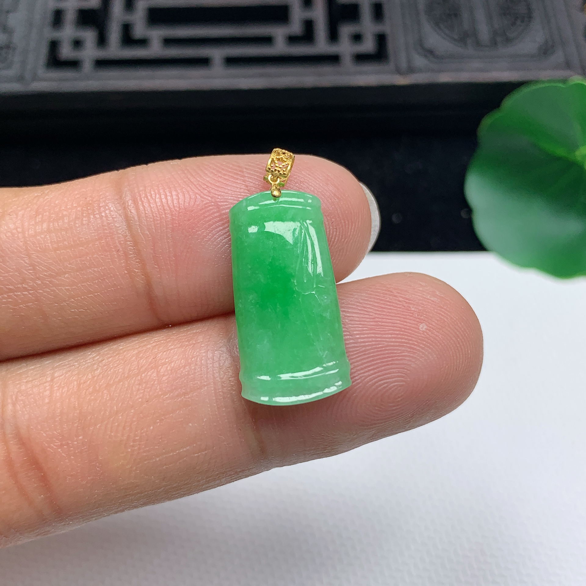 缅甸天然翡翠A货精美飘阳绿竹节小吊坠尺寸21.2*11*2.9mm