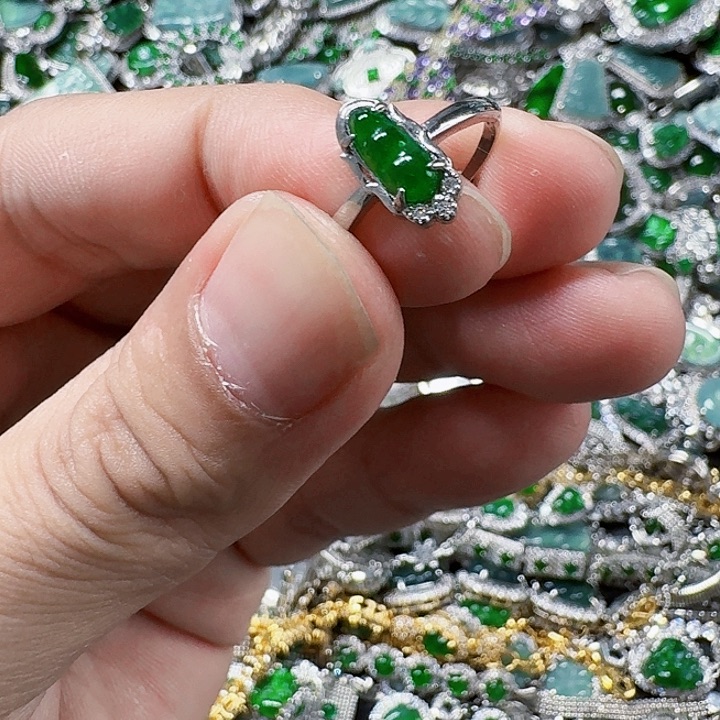 翡翠颈饰未镶嵌天然A货翡翠放漏