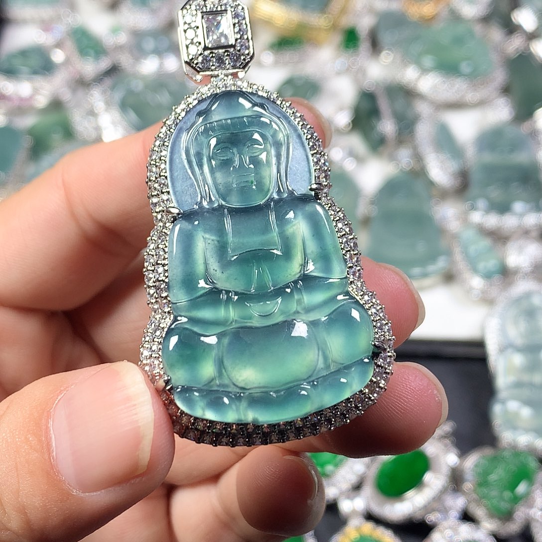 翡翠未镶嵌颈饰观音