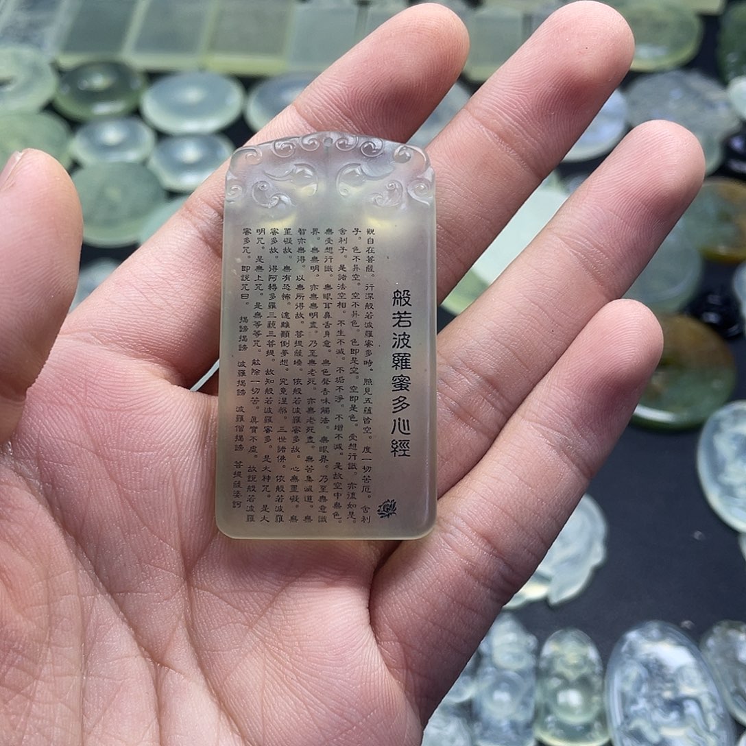 岫玉未镶嵌颈饰心经