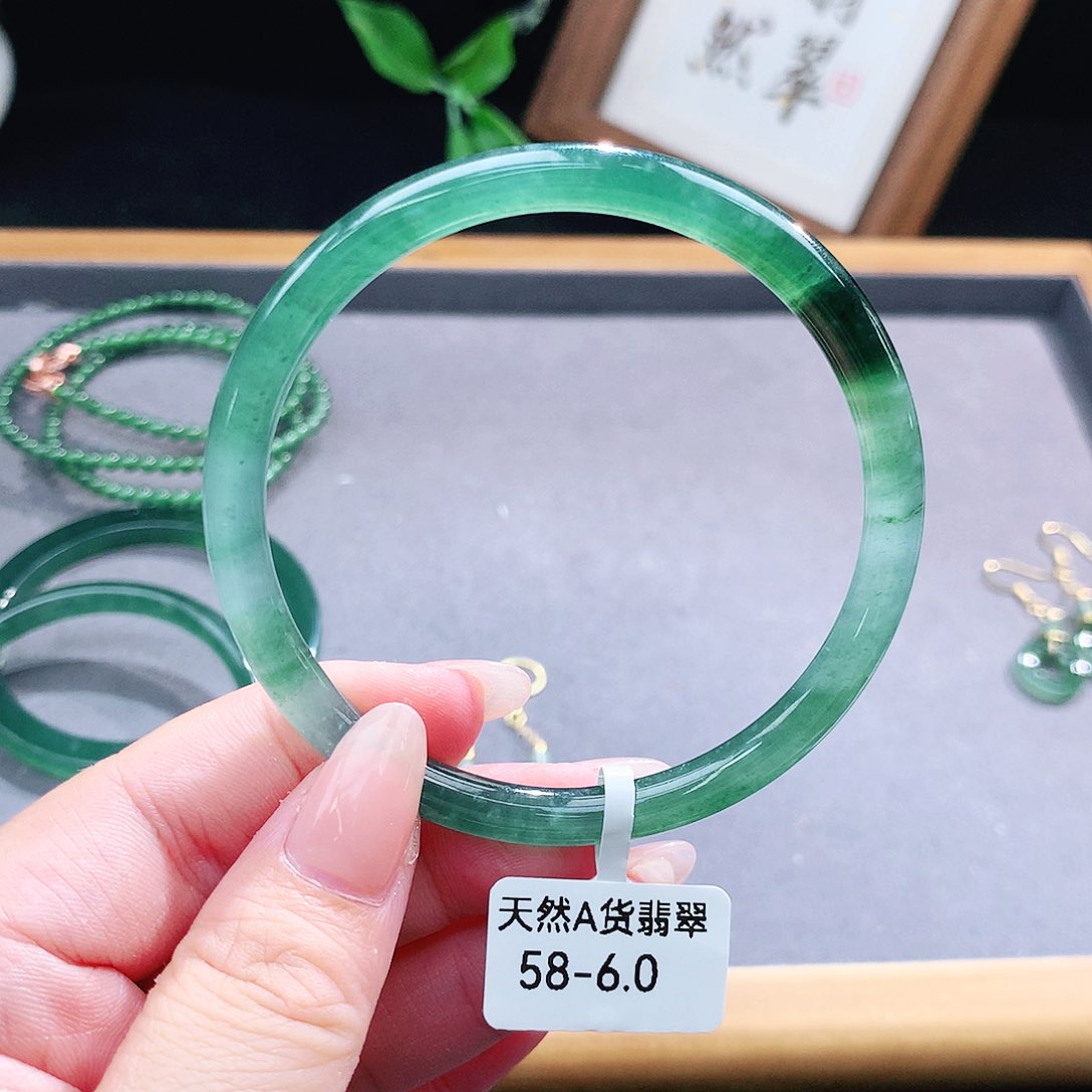 翡翠手镯（圆镯）未镶嵌