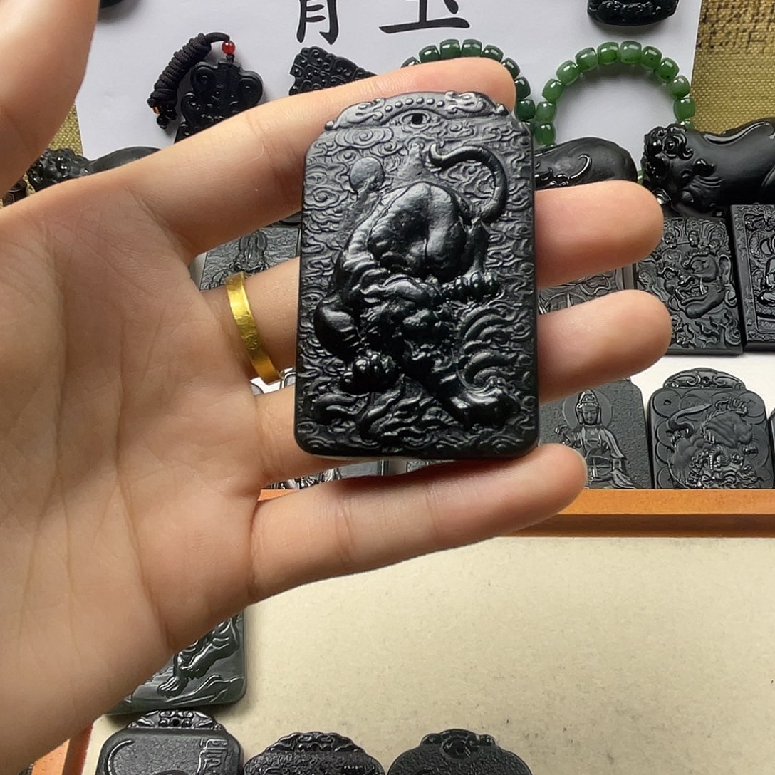 张***赫和田玉未镶嵌颈饰