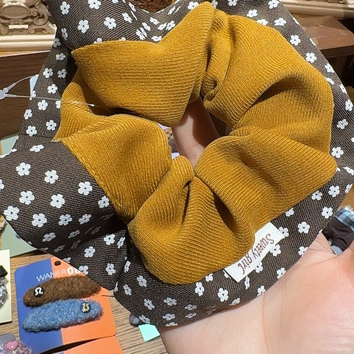 皮质铁合金黄色小花