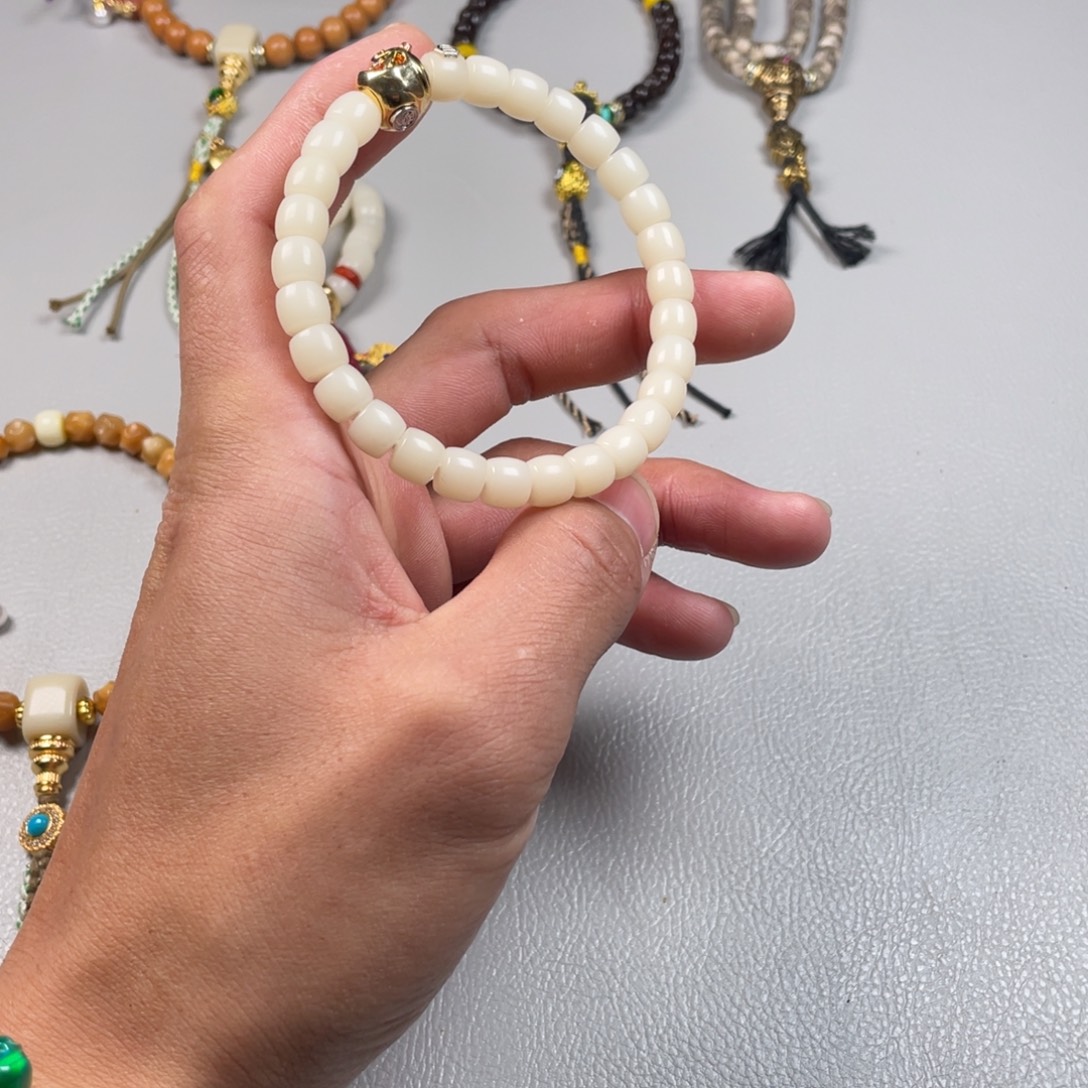 吊坠白玉菩提。。。。。。。。。。。。。