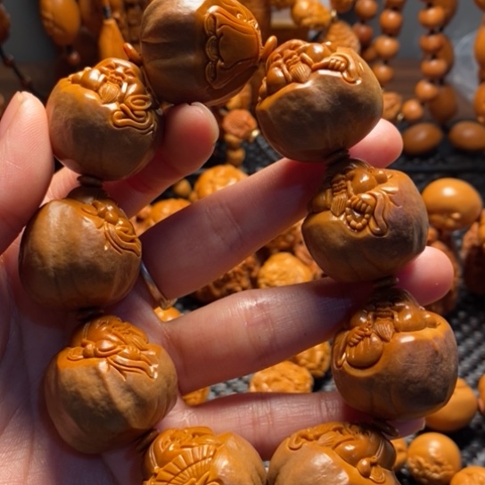 橄榄核吊坠墨*池包衣财神