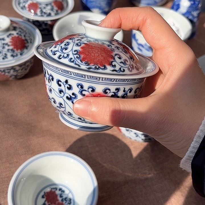 微瑕釉里红盖碗不退换