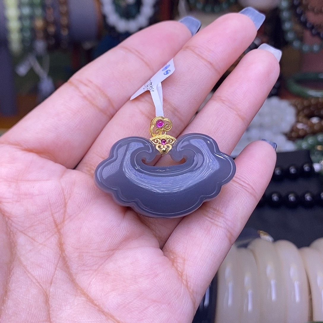 颈饰未镶嵌和田玉烟紫老矿料冰底金镶如意锁