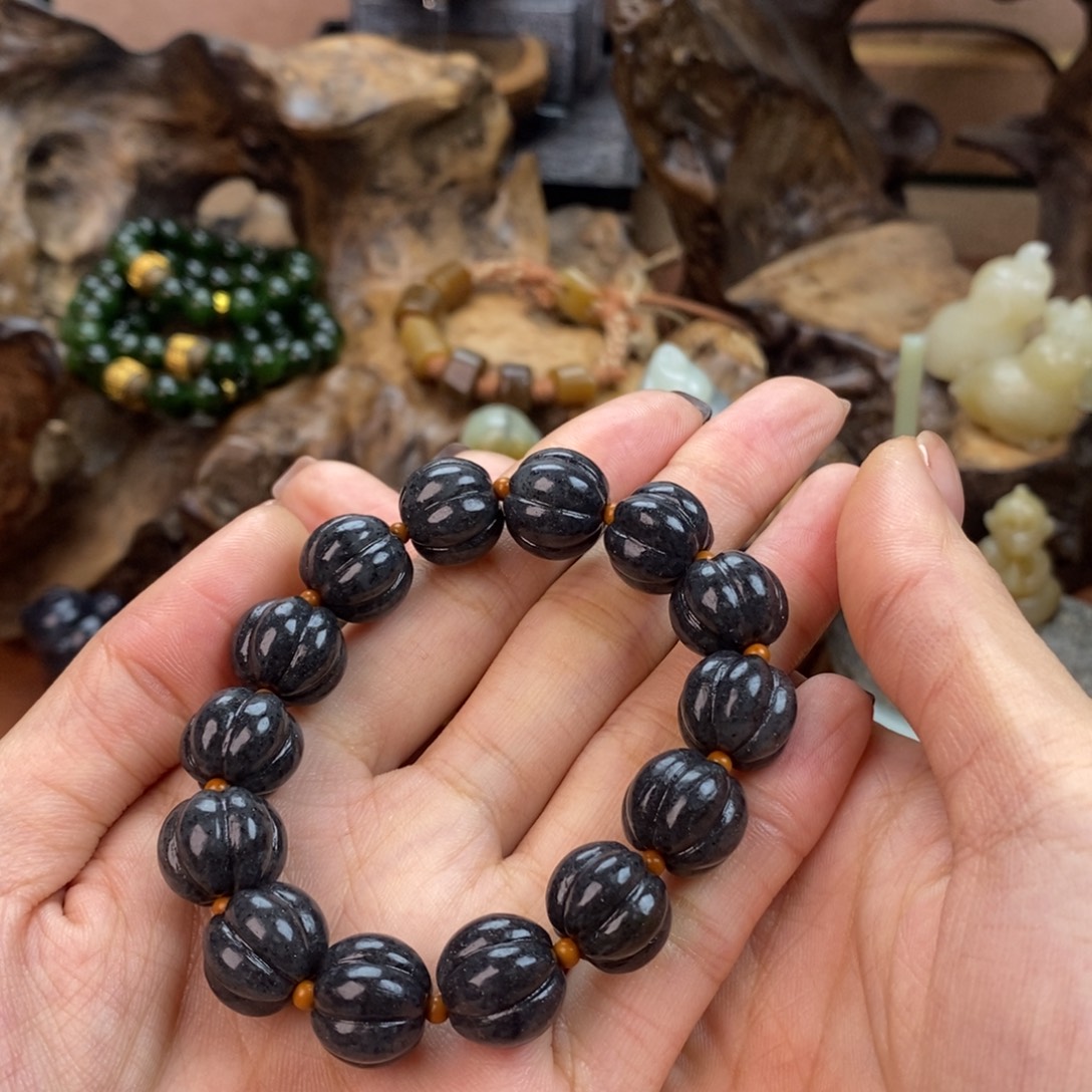 岁***欢和田玉未镶嵌颈饰