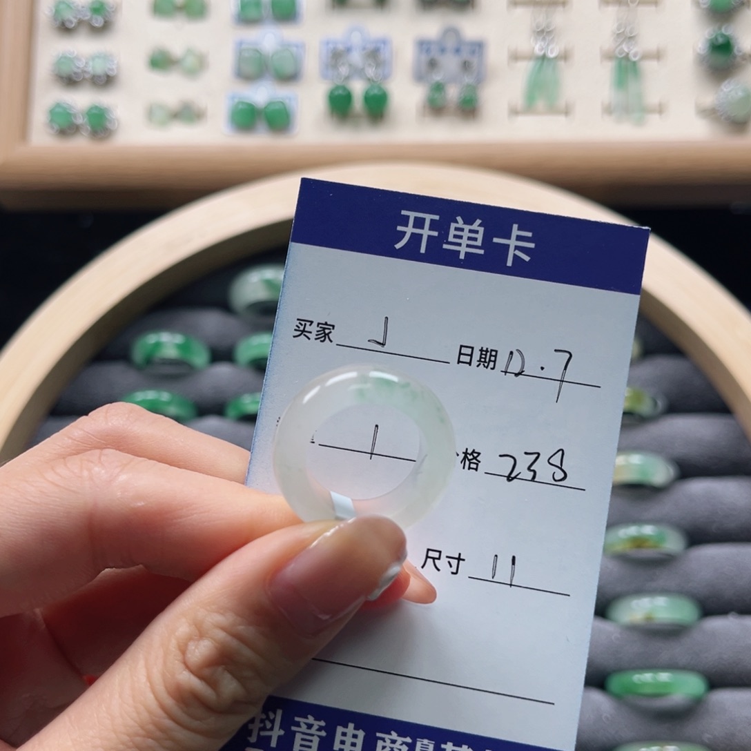 未镶嵌石英质玉戒圈J****R