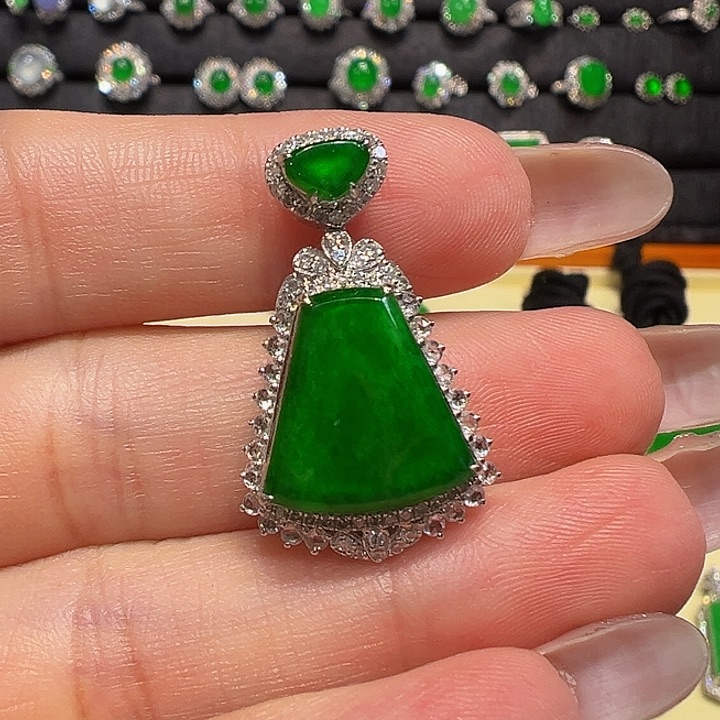 翡翠18K金镶嵌颈饰无事牌吊坠