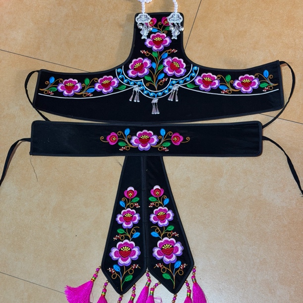 云南新款云南楚雄牟定左脚舞彝族服装女少数民族演出服围腰飘带