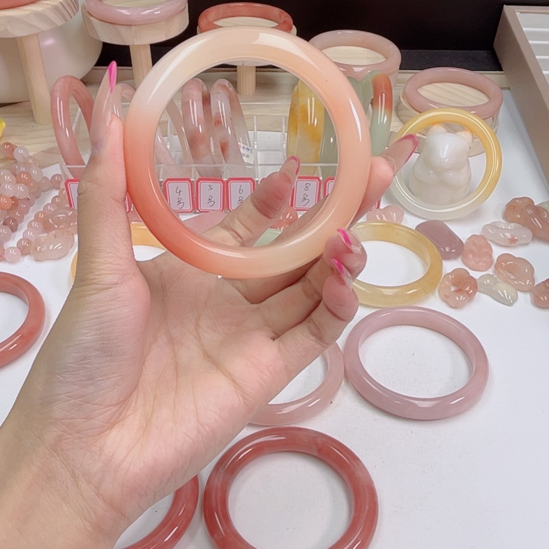 未镶嵌手镯石英质玉司***人