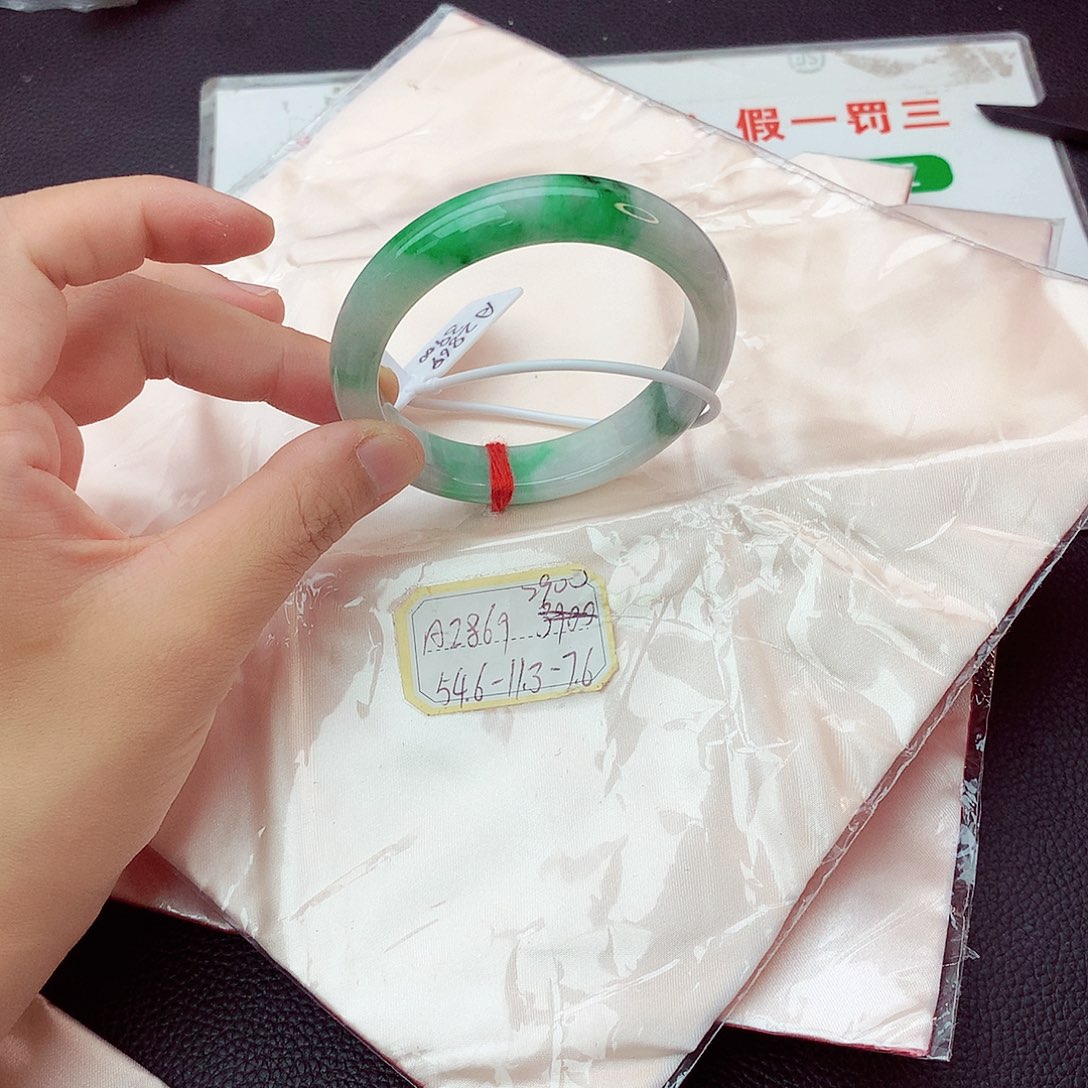 翡翠手镯未镶嵌翡翠