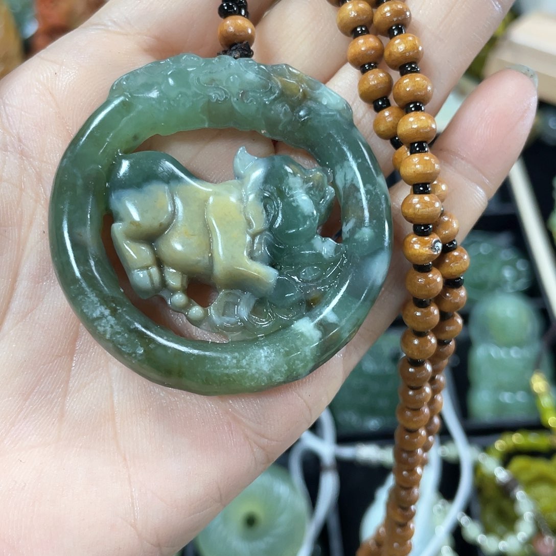 蛇纹石玉颈饰合金