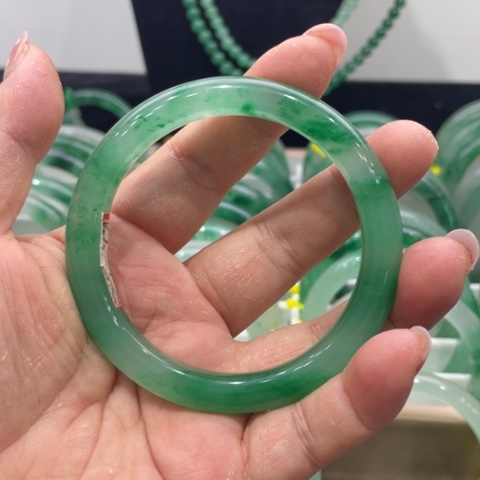 石英质玉手镯未镶嵌漫*