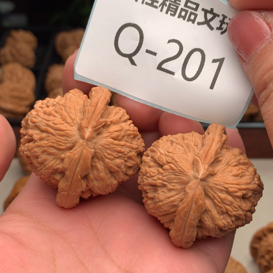 文玩核桃把件44球白………..