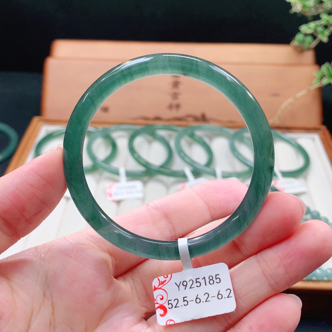翡翠手镯（圆镯）未镶嵌