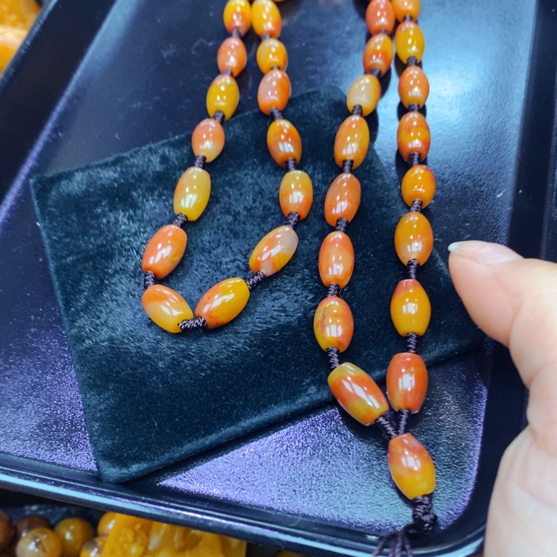 未镶嵌石英质玉（黄龙玉）颈饰