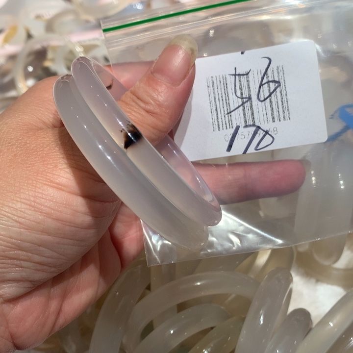 玛瑙/玉髓手镯未镶嵌被****?56-58