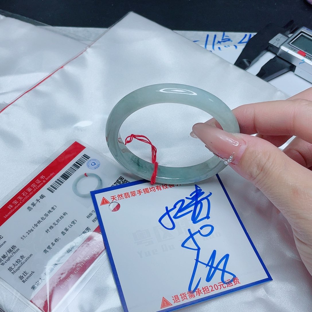 翡翠手镯未镶嵌翡翠