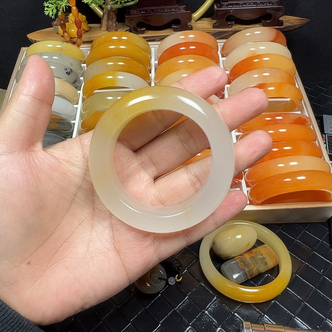 芝***包石英质玉（黄龙玉）未镶嵌手镯