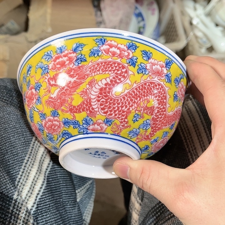 瓷片//////直径15厘米。红。