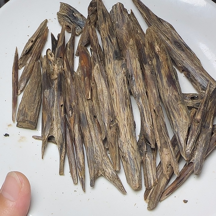 茗***老白奇天然虫漏树心料75克