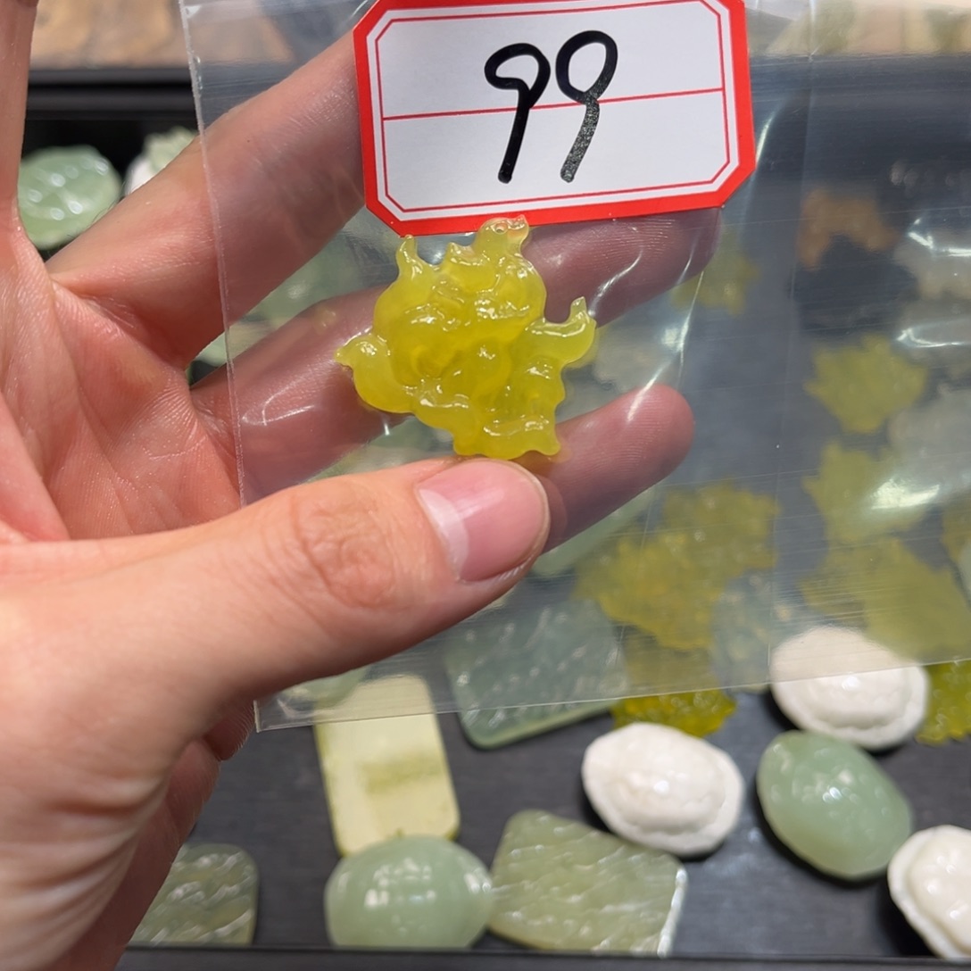 蛇纹石玉颈饰合金