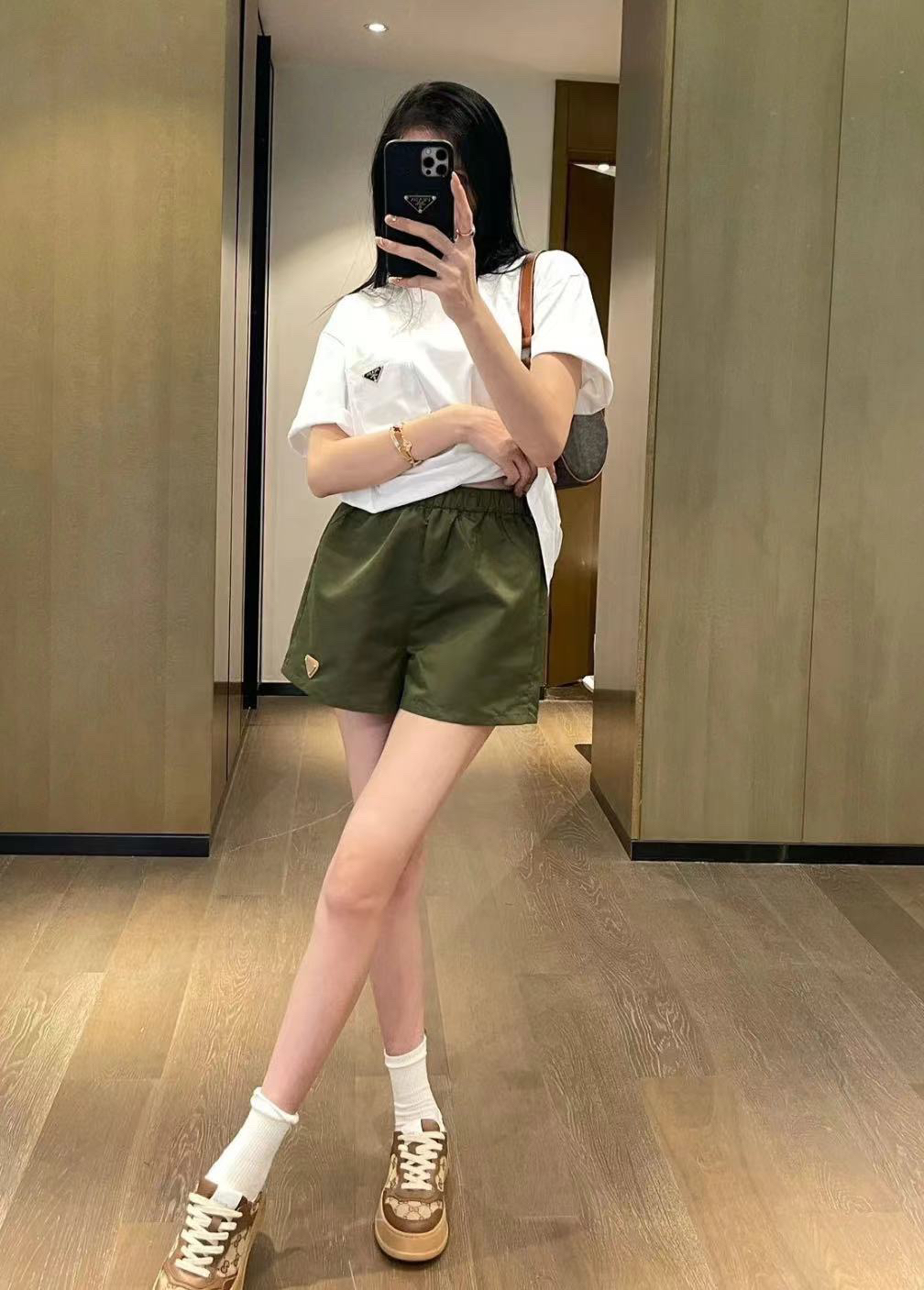 全新未使用 Prada/普拉达 军绿色三角标尼龙休闲短裤 36码 02783