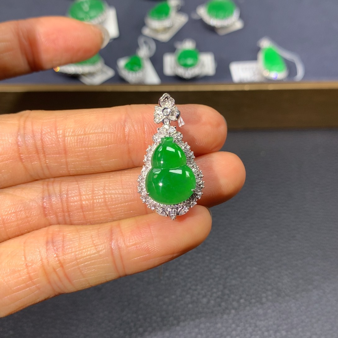 翡翠颈饰18K金镶嵌翡翠