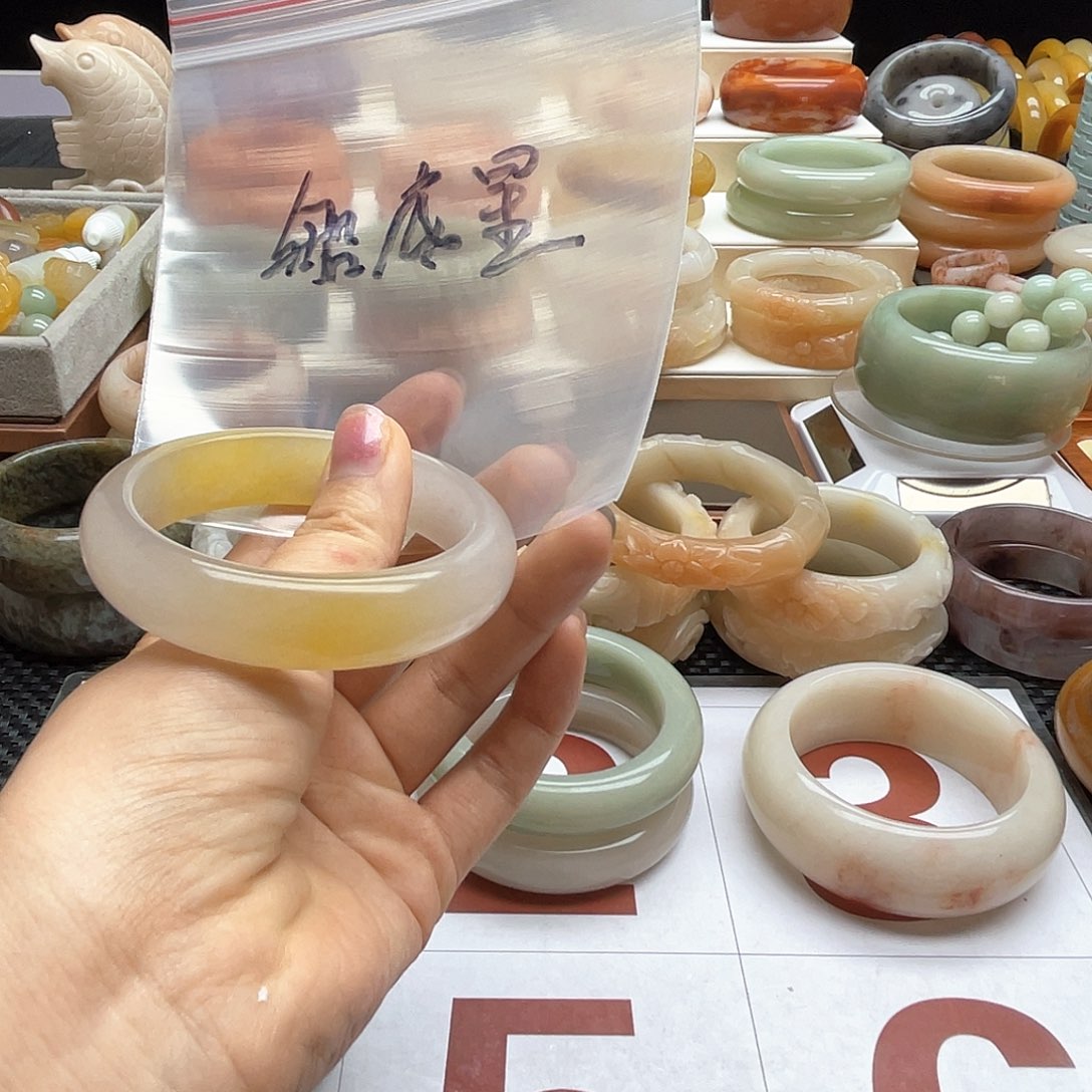 船***星石英质玉（佘太翠）手镯未镶嵌