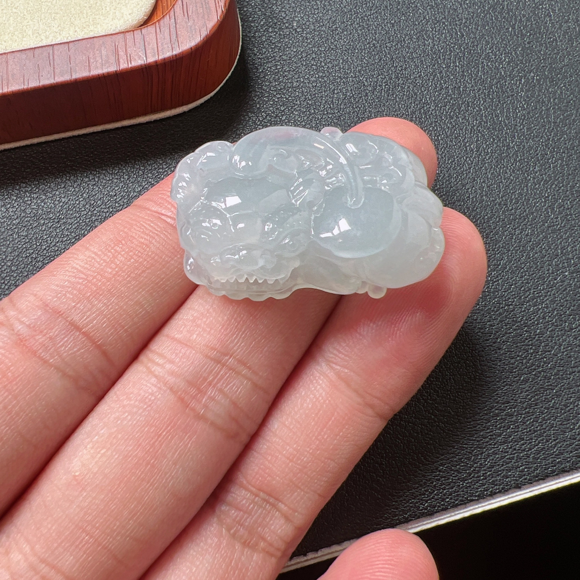 天然缅甸翡翠A货 冰种霸王貔貅精美吊坠挂饰尺寸35-21-12mm