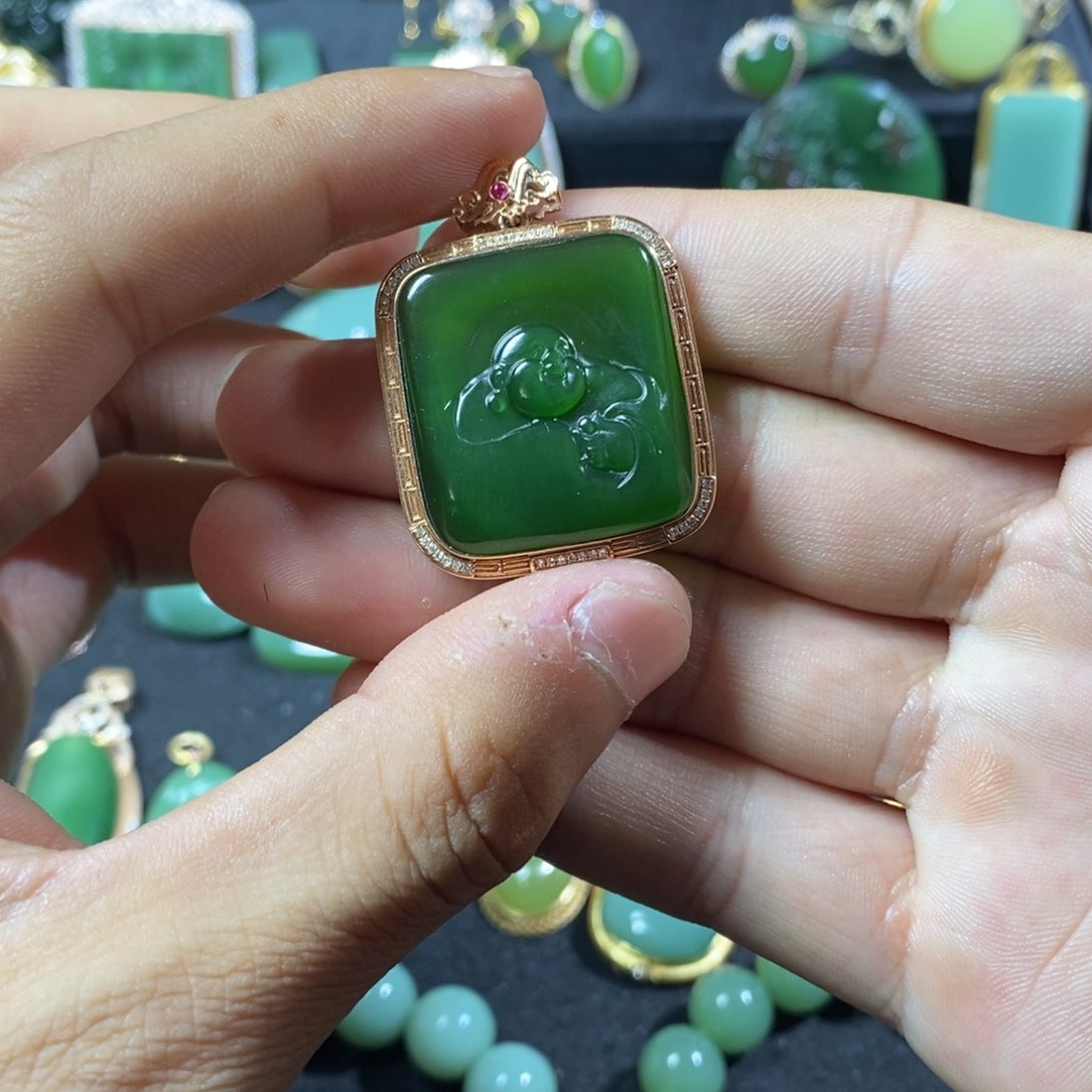 颈饰18K金镶嵌和田玉（碧玉）