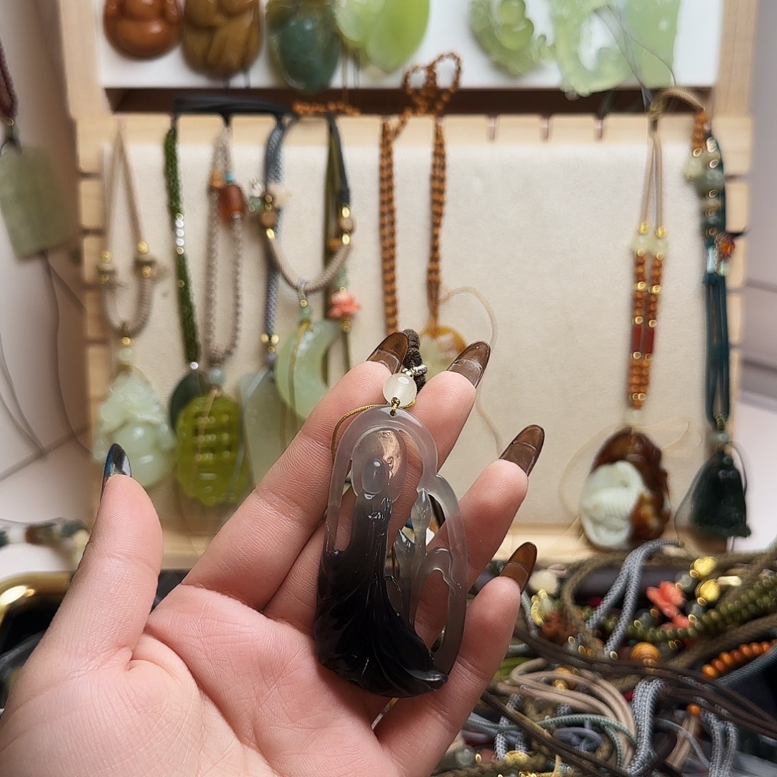 一***话蛇纹石玉合金颈饰