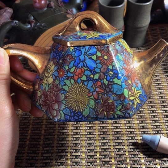 紫砂茶壶原矿泥料手工制作的紫砂壶。