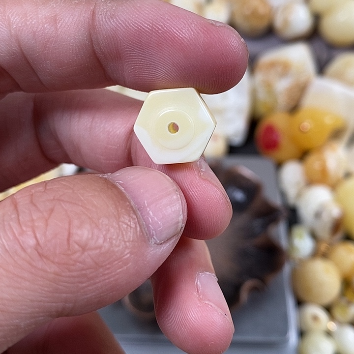 琥珀裸石未镶嵌我