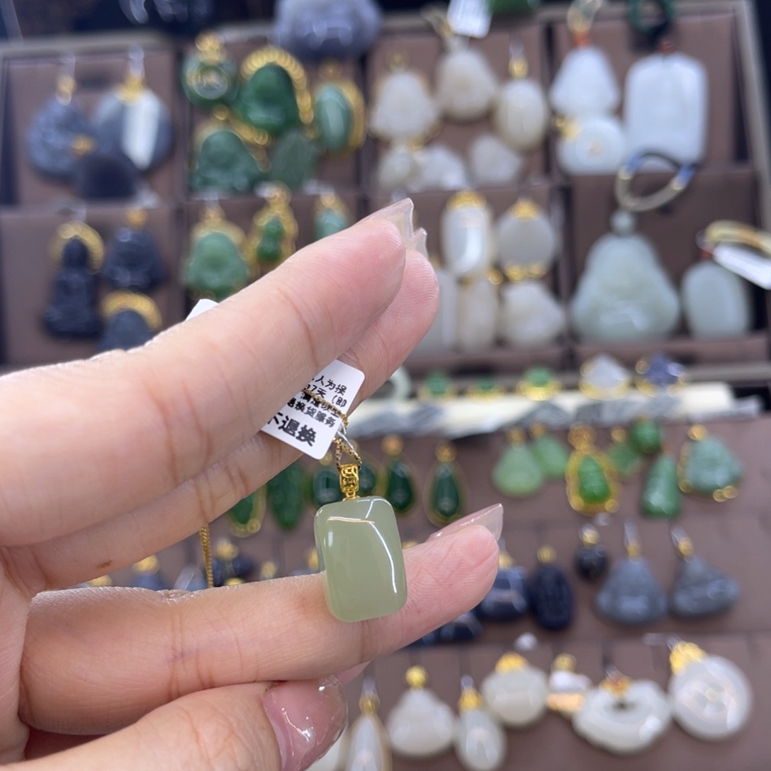 和田玉吊坠18K金镶嵌