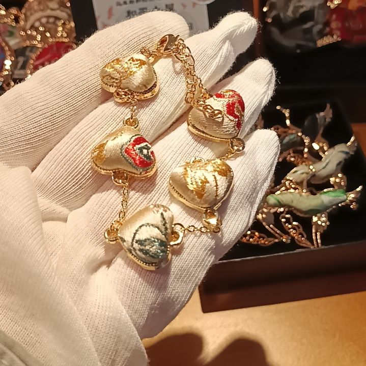 织绣和平小屋非遗蜀锦爱心手链白色