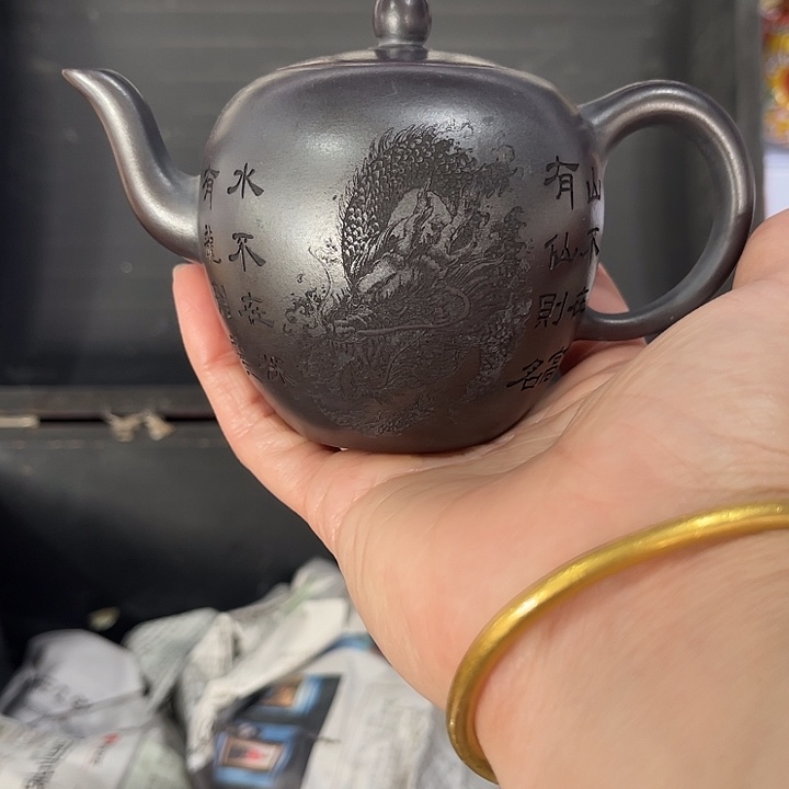 茶壶紫泥原矿泥料手工制作的一把紫砂壶。