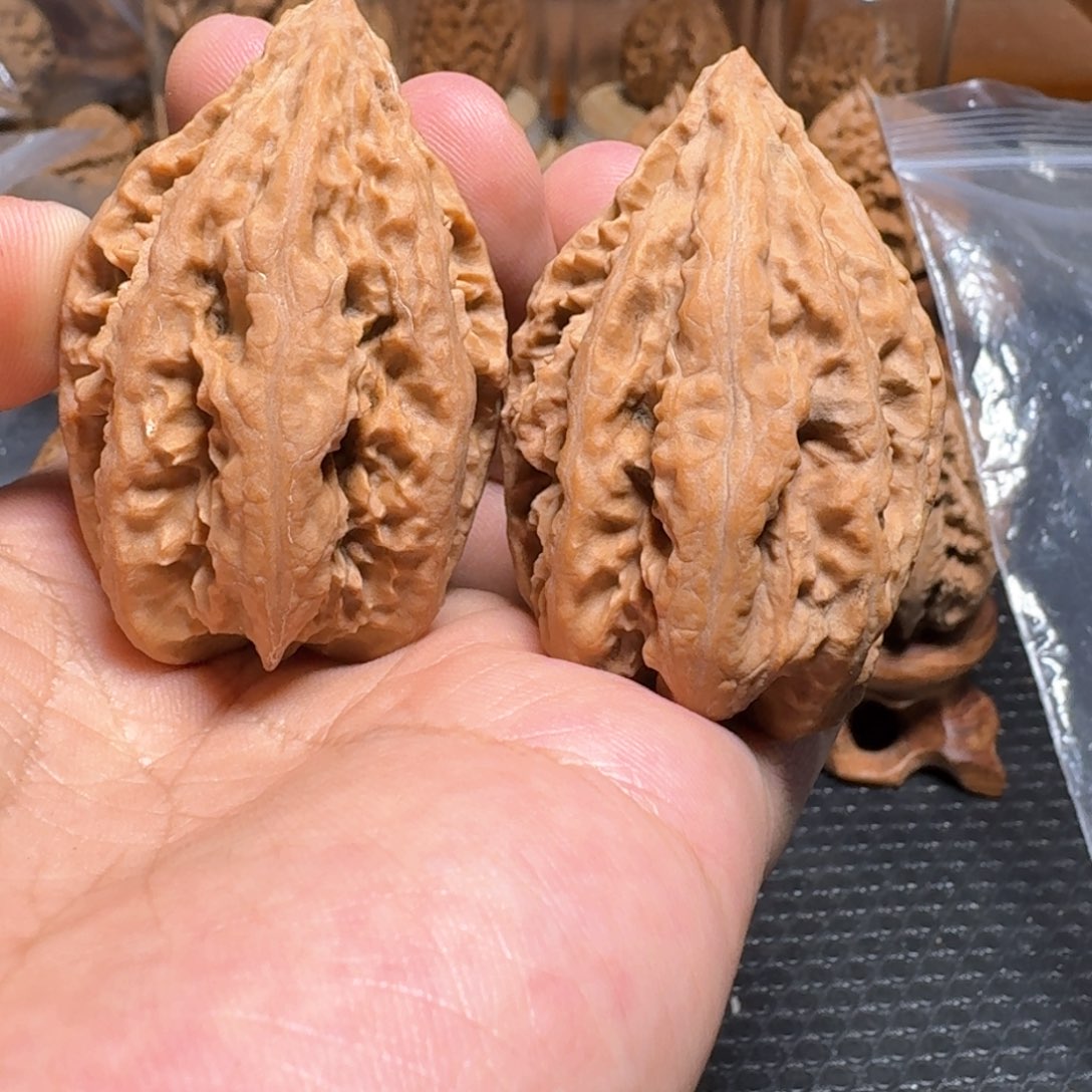 文玩核桃把件粗筋通天八棱塔