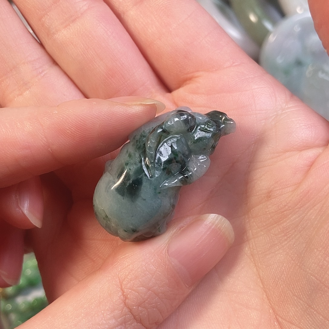 翡翠未镶嵌颈饰牛气冲天