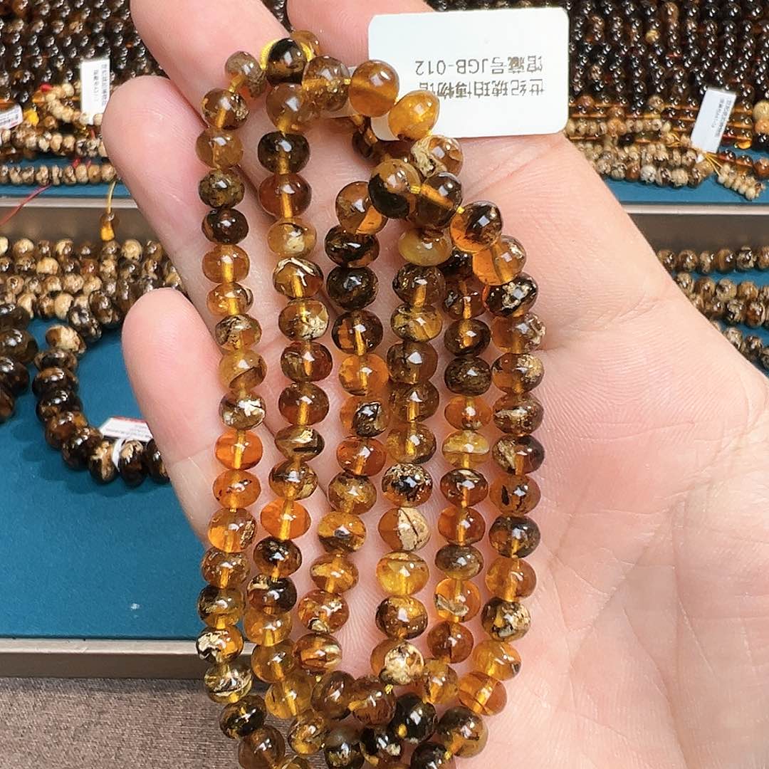 琥珀颈饰未镶嵌抚顺