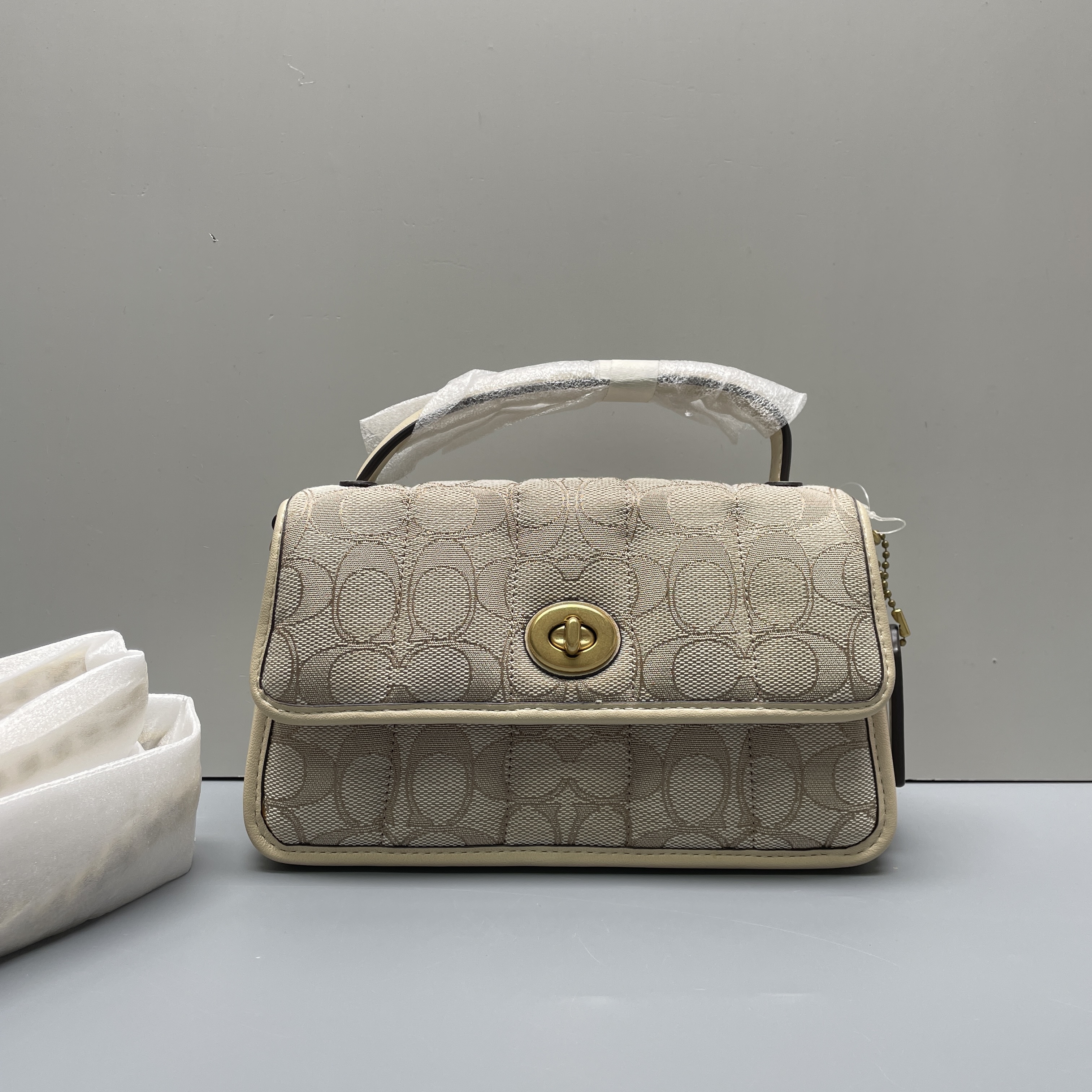 99新 COACH/蔻驰 小林turnlock米色织物老花手提包20*12*7B120810