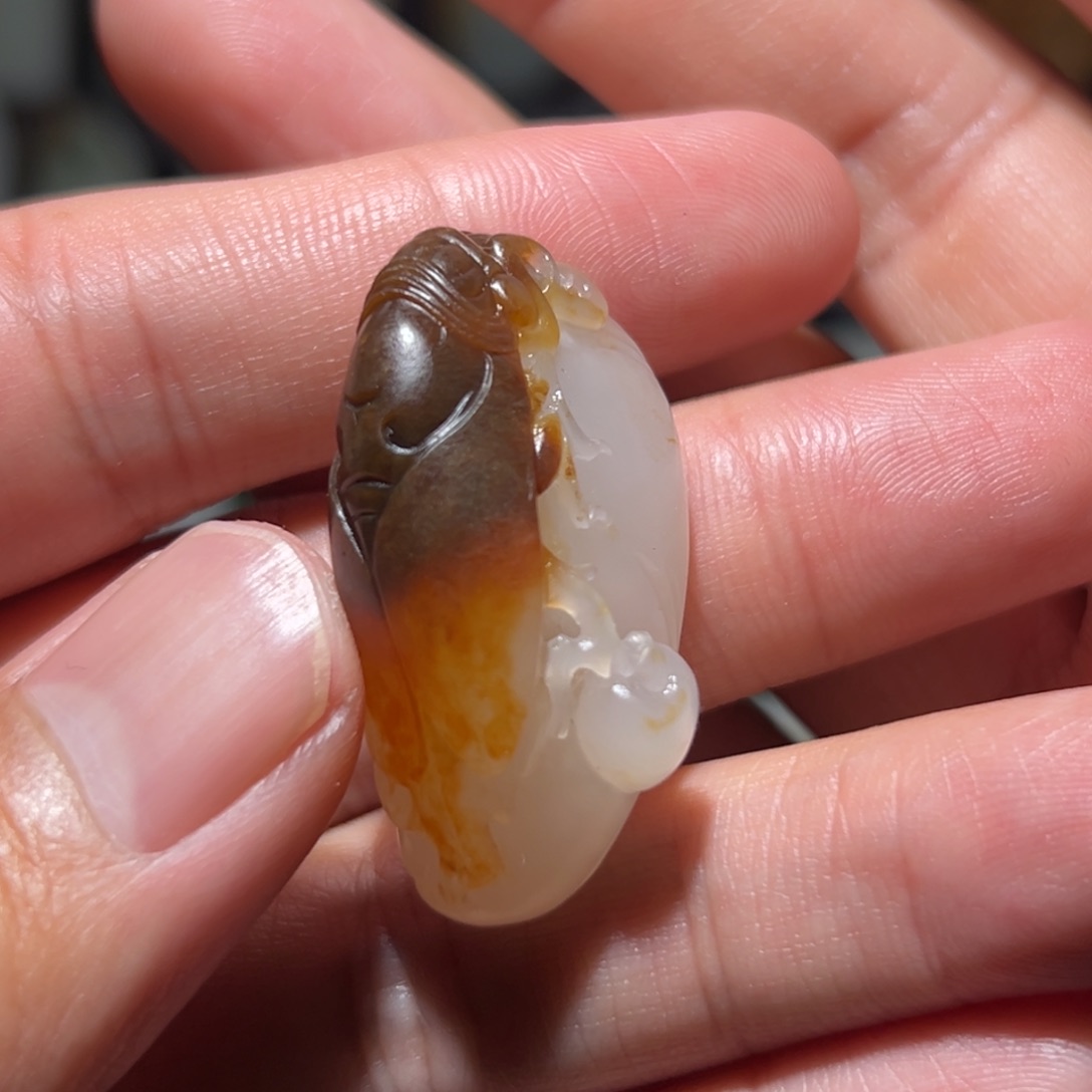 和田玉颈饰未镶嵌和**尘