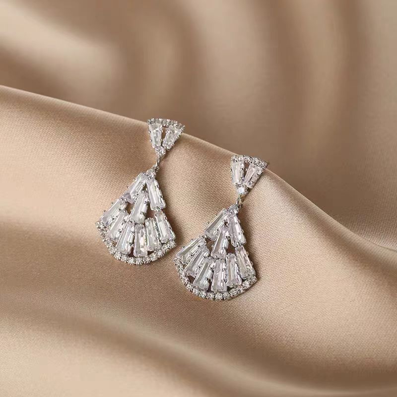 铜合金锆石耳饰 饰轻奢精致锆石扇形吊坠耳钉时尚气质名媛百搭