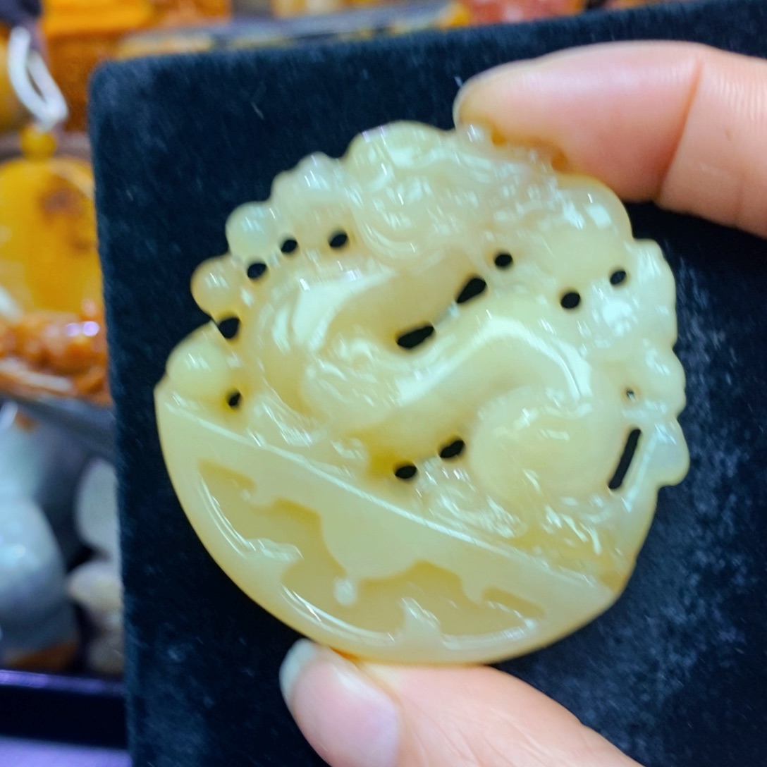 未镶嵌石英质玉（黄龙玉）项链